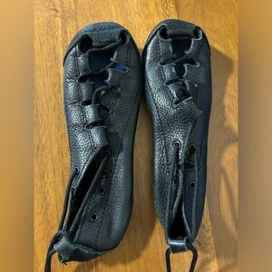 Fays Platinum suede girls Irish dance soft shoes (ghillies), size 1.5 (used)